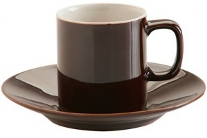 Taza café con plato marrón