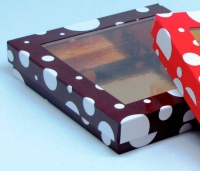 Caja plana de cartón marrón con topos
